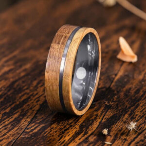 Ring aus Holz und Stahl